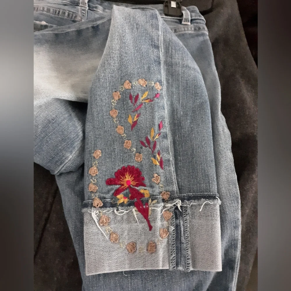 WHBM Slim Embroidered Crop Jeans - Picture 4 of 10